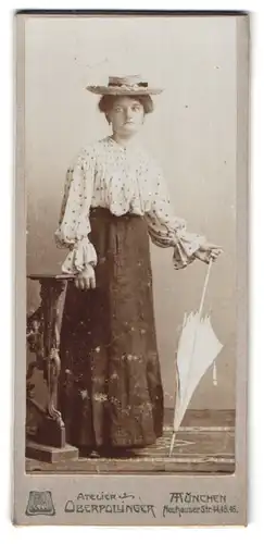 Fotografie Kaufhaus Oberpollinger G. m. b. H., München, Portrait bürgerliche Dame mit Hut und Schirm