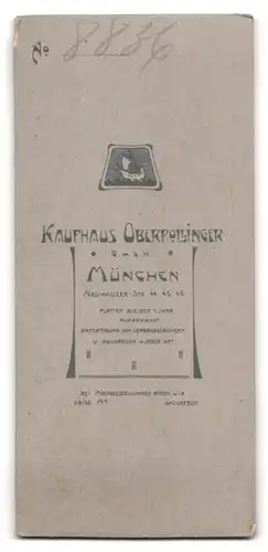 Fotografie Kaufhaus Oberpollinger G. m. b. H., München, Portrait bürgerliche Dame mit Hut und Schirm