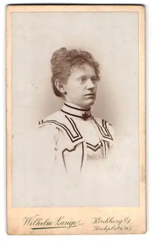 Fotografie Wilhelm Lange, Kirchberg i / S., Kirchplatz 39 I., Portrait junge Dame mit hochgestecktem Haar