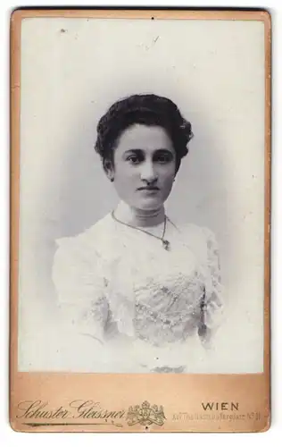 Fotografie Schuster Gleissner, Wien, Thaliastrasse Hoferplatz 11, Portrait junge Dame mit Halskette