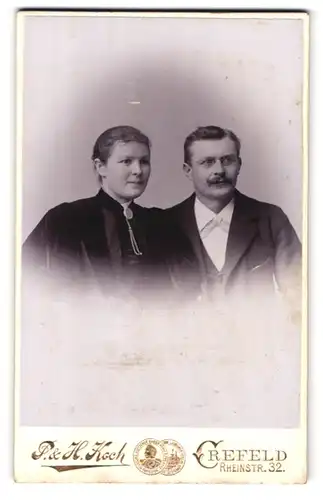 Fotografie P. & H. Koch, Crefeld, Rheinstrasse 32, Portrait bürgerliches Paar in hübscher Kleidung