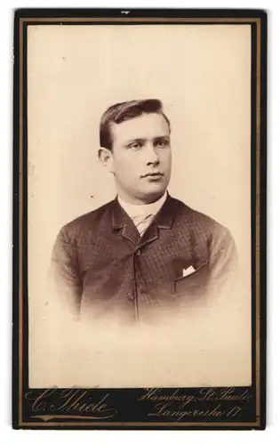 Fotografie C. Thiele, Hamburg-St. Pauli, Langereihe 17, Portrait junger Mann in modischer Kleidung