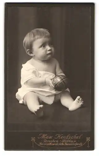 Fotografie Max Hentschel, Dresden-Löbtau, Reisewitzer Strasse, Kleinkind mit Ball