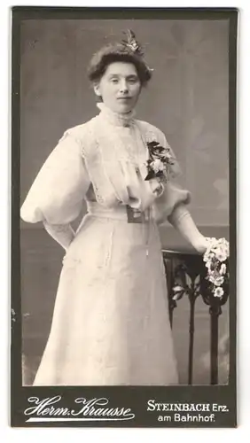 Fotografie Herm. Krausse, Steinbach / Erz., Am Bahnhof, Stattliche Dame in weissem Kleid