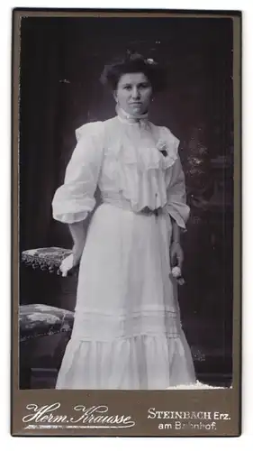 Fotografie Herm. Krausse, Steinbach / Erz., Am Bahnhof, Dame in Traum von weiss