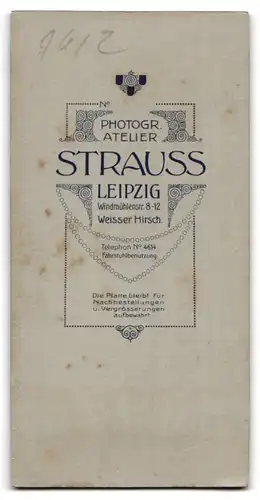 Fotografie Strauss, Leipzig, Stattlicher Jüngling mit verschränkten Armen