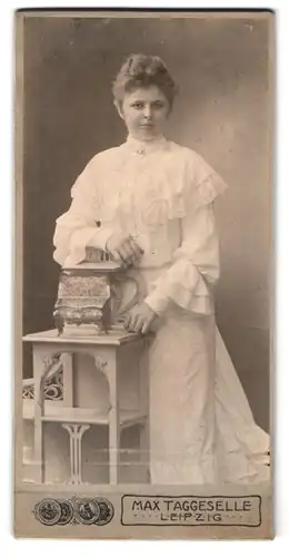 Fotografie Max Taggeselle, Leipzig, Fräulein bei ihrer Konfirmation