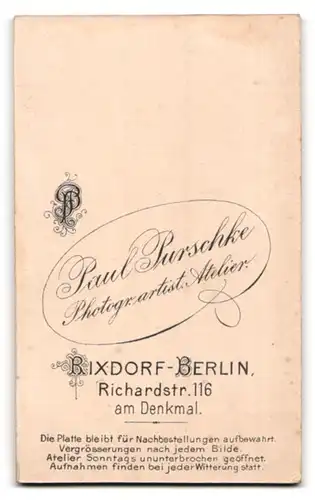 Fotografie Paul Purschke, Berlin-Rixdorf, Richardstrasse 116, Säugling auf Fell sitzend