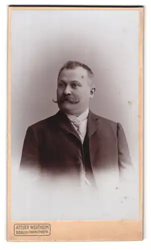 Fotografie Wertheim, Berlin, Oranienstrasse, Herr mit gezwirbeltem Bart