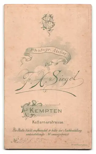 Fotografie F. H. Siegel, Kempten, Lächelndes Mädchen mit Puffärmeln