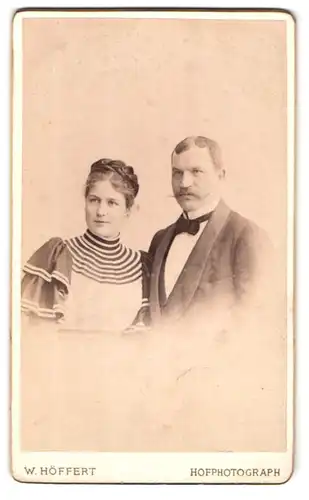 Fotografie W. Höffert, Berlin, Fein gekleidete Eheleute