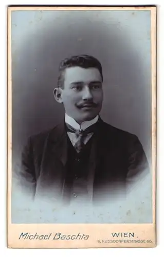 Fotografie Michael Baschta, Wien, Nussdorferstrasse 66, Adretter Jüngling mit Mustache