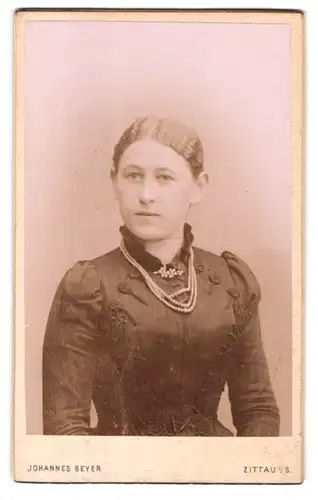 Fotografie Johannes Beyer, Zittau i. S., Ansehnliches Fräulein mit Perlenkette