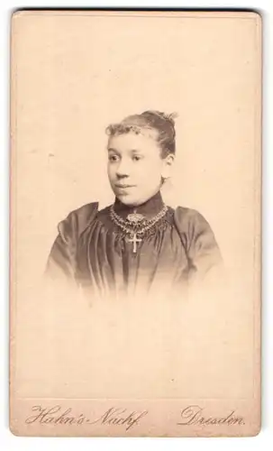 Fotografie Hahn`s Nachfolger, Dresden, Waisenhaus-Str. 30, Portrait Fräulein mit Kruzifix