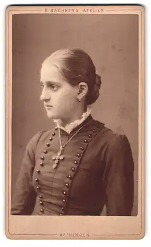 Fotografie R. Bachner, Meiningen, Georgstrasse 22, Portrait Fräulein mit Haarknoten