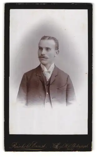 Fotografie Reinhold Ernst, Zittau, Milchstrasse 7, Portrait Herr mit Schnauzbart