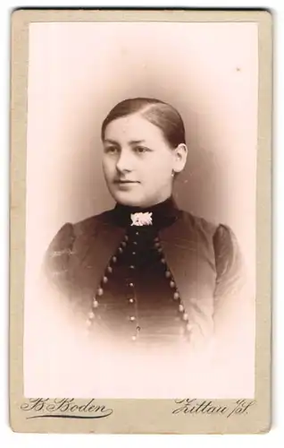 Fotografie B. Boden, Zittau i/S, Just-Strasse 2, Portrait junge Frau mit zusammengebundenem Haar