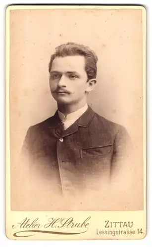 Fotografie H. Strube, Zittau, Lessingstrasse 14, Portrait junger Herr mit Oberlippenbart
