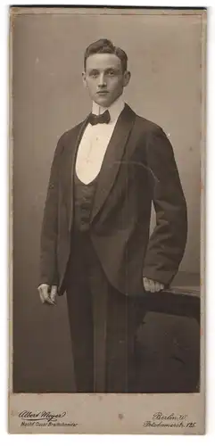 Fotografie Albert Meyer, Berlin, Potsdamer Str. 125, Portrait eines jungen Mannes adrett gekleidet