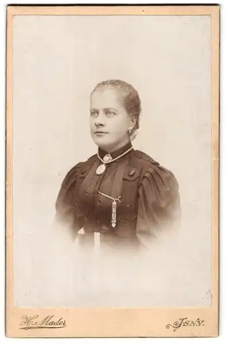 Fotografie H. Mader, Isny, Portrait einer jungen Dame mit einem feinen Medaillon
