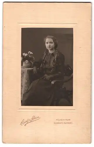 Fotografie Esch & Stein, Mülheim / Ruhr, Portrait schönes Fräulein sitzend, in stattlicher Kleidung und mit zwei Zöpfen