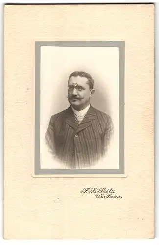 Fotografie F. H. Seitz, Weilheim, Portrait gepflegter Herr mit Zwicker