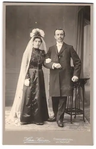 Fotografie H. Krausse, Steinbach / Erz., am Bahnhof, Portrait stehendes Ehepaar