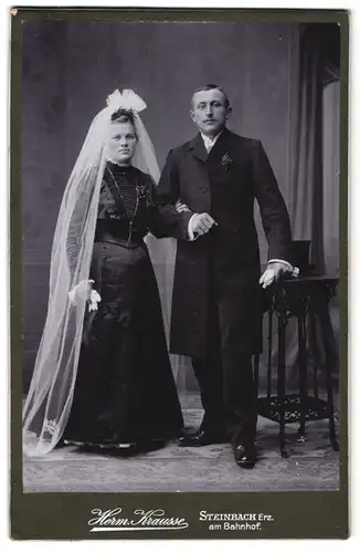 Fotografie H. Krausse, Steinbach / Erz., am Bahnhof, Portrait eines jungen Ehepaares