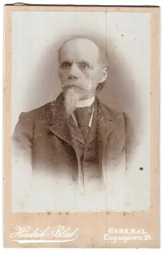 Fotografie Hendrik Blad, Gera, Leipziger Str. 19, Portrait eines älteren Herren mit Knebelbart