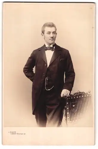 Fotografie J. Maass, Lübeck, Breitestrasse 37, Portrait junger Mann in eleganter Kleidung mit Fliege