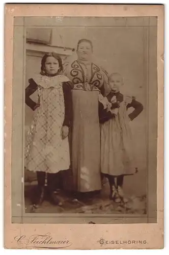 Fotografie C. Feitmaier, Geiselhöring, Portrait bürgerliche Dame mit zwei Töchtern in modischer Kleidung