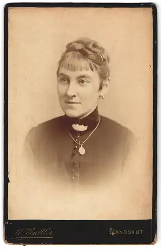 Fotografie U. Zattler, Landshut, Portrait junge Dame mit Hochsteckfrisur und Medaillon