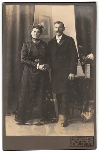 Fotografie Wilhelm Knarr, Rosenheim, Innstrasse 42, Portrait bürgerliches Paar sich an der Hand haltend