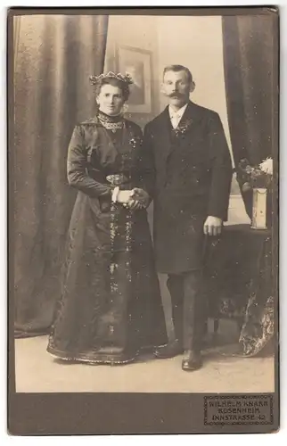 Fotografie Wilhelm Knarr, Rosenheim, Innstrasse 42, Portrait bürgerliches Paar sich an der Hand haltend