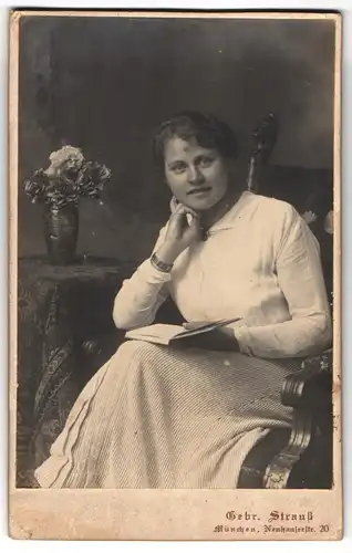 Fotografie Gebr. Strauss, München, München, Neuhauserstr. 20, Portrait modisch gekleidete Dame mit Buch auf Stuhl sitzend