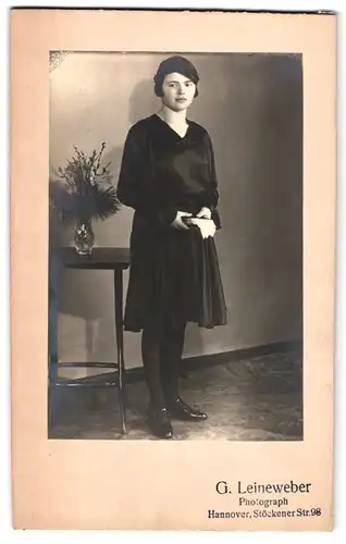 Fotografie G. Leineweber, Hannover, Stöckener Str. 98, Portrait junge Dame im schwarzen Kleid mit Gebetsbuch