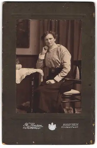 Fotografie X. Simson, Rosenheim, Münchenerstrasse 6, Portrait junge Dame in hübscher Bluse am Tisch sitzend