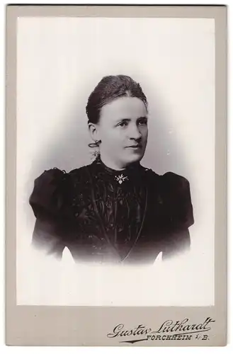 Fotografie Gustav Luthardt, Forchheim i / B., Portrait junge Dame mit zurückgebundenem Haar