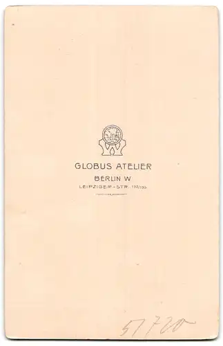 Fotografie Atelier Globus, Berlin-W, Leipziger-Str. 132 /135, Portrait bürgerliche Dame mit Buch an Tisch gelehnt