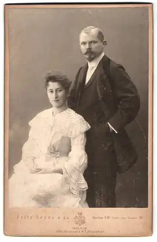 Fotografie Fritz Leyde & Co., Berlin-NW, 59, Unter den Linden, 59, Portrait junges Paar in hübscher Kleidung