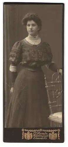 Fotografie C. Remde, Eisenach, Portrait junge Dame im hübschen Kleid an Stuhl gelehnt