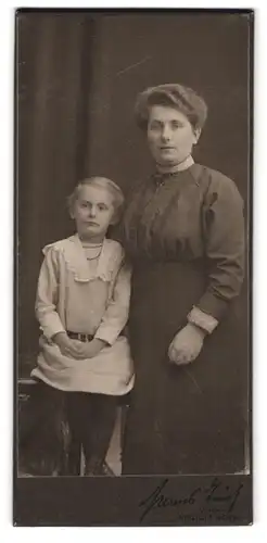 Fotografie Hanns Teich, Berlin-O, Petersburgerstr. 11, Portrait bürgerliche Dame mit Tochter in modischer Kleidung