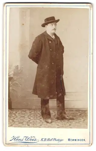 Fotografie Hans Weis, Memmingen, Portrait bürgerlicher Herr im Mantel mit Hut
