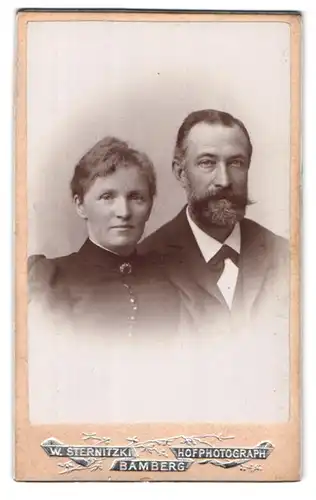 Fotografie W. Sternitzki, Bamberg, Hainstrasse 2, Portrait betagtes bürgerliches Paar