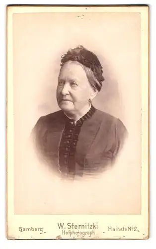 Fotografie W. Sternitzki, Bamberg, Hainstrasse 2, Portrait greise Dame mit Kopfputz