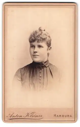 Fotografie Anton Kleiner, Hamburg, Neuerwall 52. Portrait junge Frau mit zusammengebundenem Haar