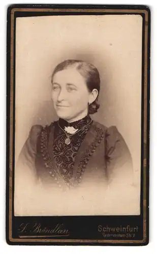Fotografie S. Brändlein, Schweinfurt, Niederwerner-Strasse 9, Portrait junge Frau mit zusammengebundenem Haar