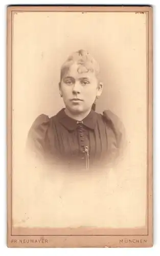 Fotografie Fr. Neumayer, München, Neuhauserstrasse 29, Portrait Fräulein mit zusammengebundenem Haar