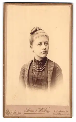 Fotografie Stróm & Walter, Berlin, Köpenickerstr. 102, Portrait Fräulein mit Haarknoten