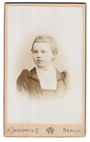 Fotografie A. Jandorf & Co., Berlin-C, Spittelmarkt 16 /17, Portrait Fräulein mit zusammengebundenem Haar